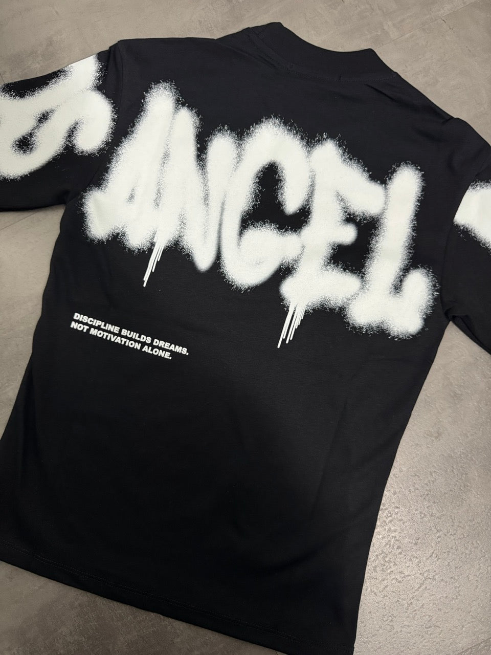 T-shirt nera con mezzo collo alto e scritta "LOS ANGELES" spray 10-16 anni