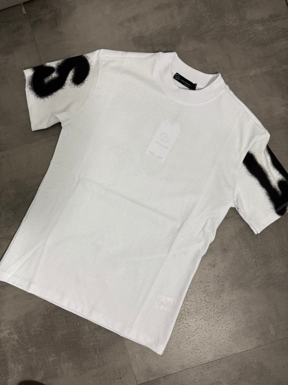 T-shirt bianca con mezzo collo alto e scritta "LOS ANGELES" spray 10-16 anni