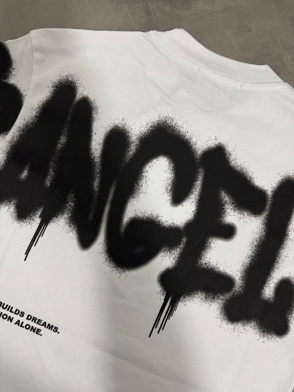 T-shirt bianca con mezzo collo alto e scritta "LOS ANGELES" spray 10-16 anni
