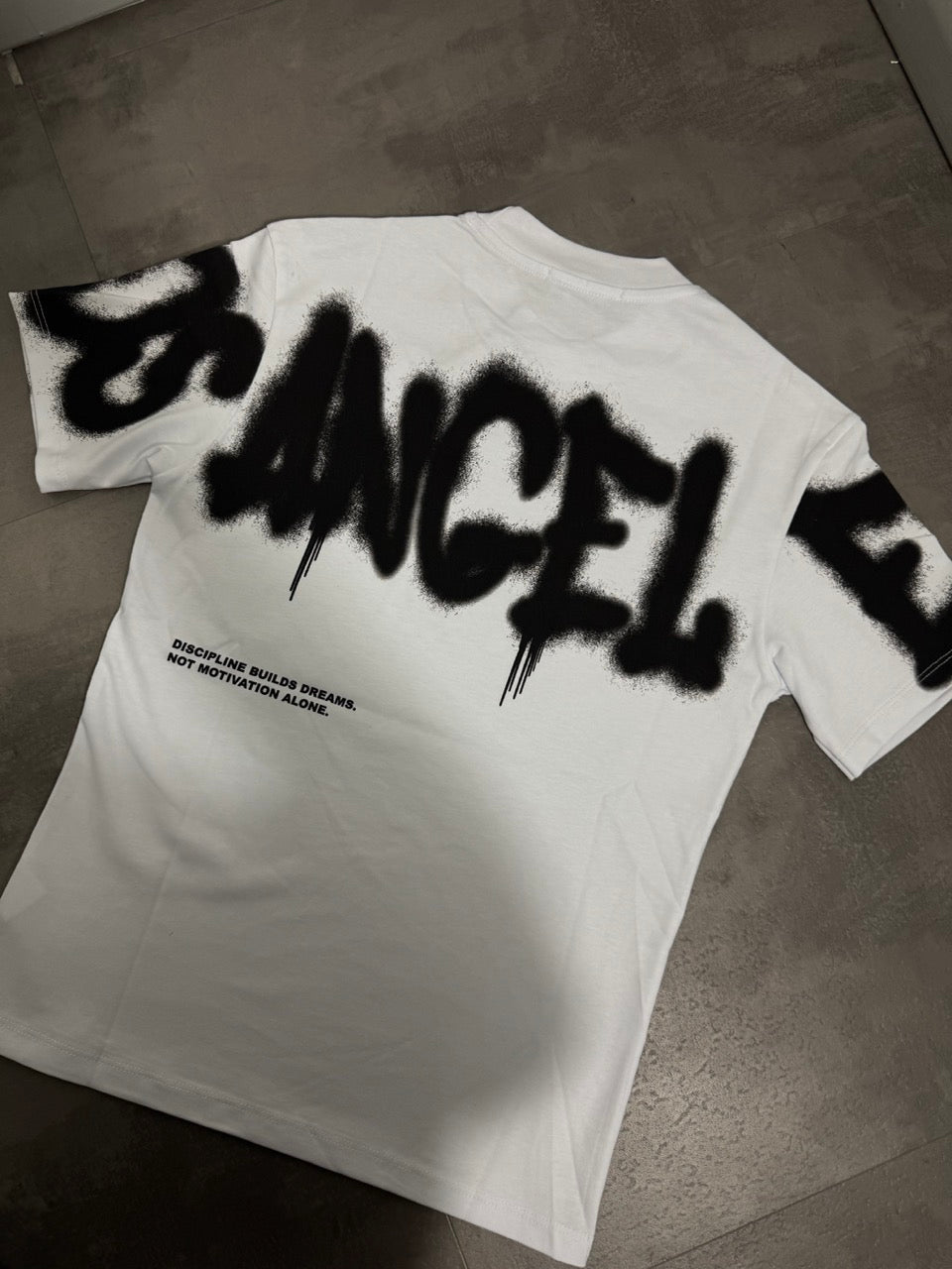 T-shirt bianca con mezzo collo alto e scritta "LOS ANGELES" spray 10-16 anni