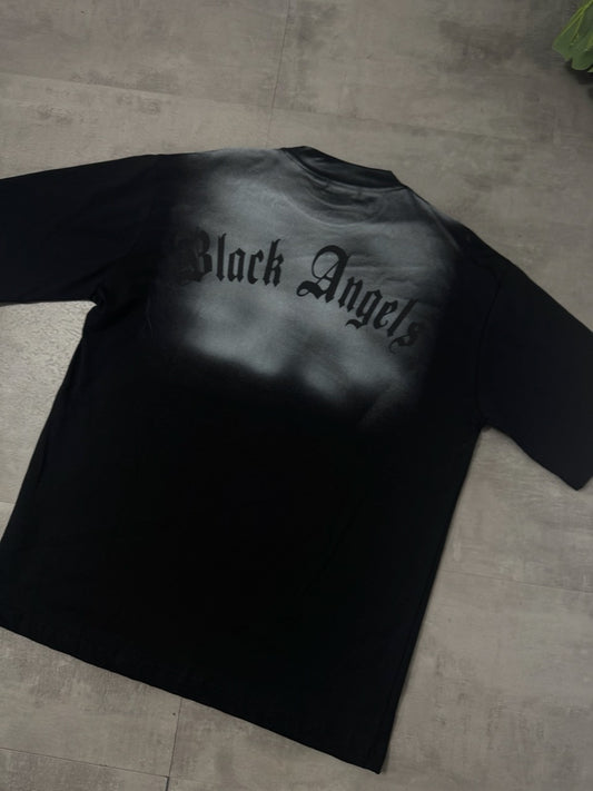 T-shirt nera con mezzo collo alto e scritta "BLACK ANGELS" fumè - OVERSIZE