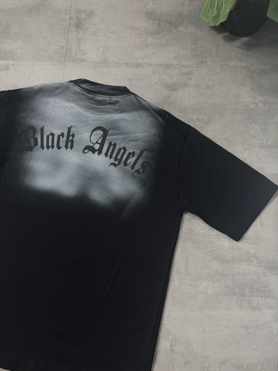 T-shirt nera con mezzo collo alto e scritta "BLACK ANGELS" fumè - OVERSIZE