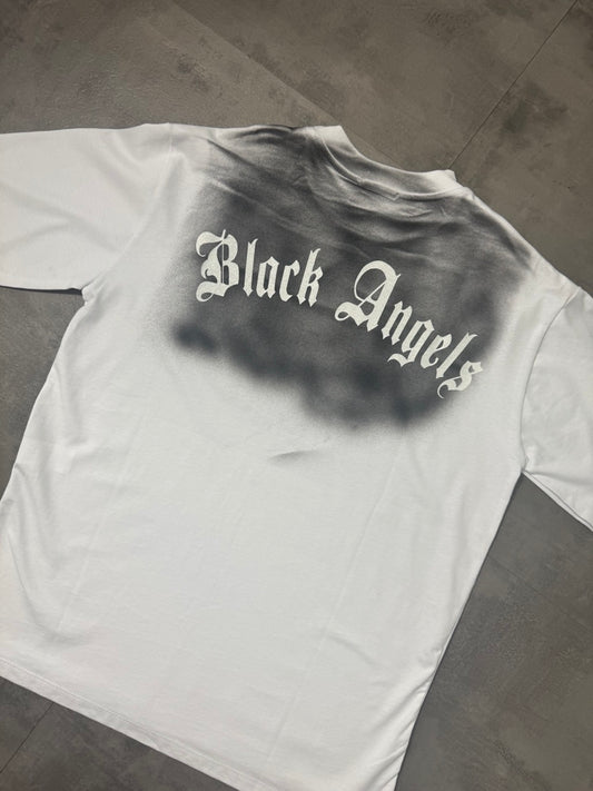 T-shirt bianca con mezzo collo alto e scritta "BLACK ANGELS" fumè - OVERSIZE