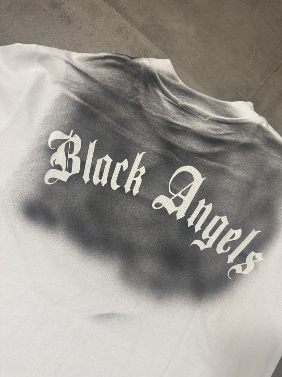 T-shirt bianca con mezzo collo alto e scritta "BLACK ANGELS" fumè - OVERSIZE