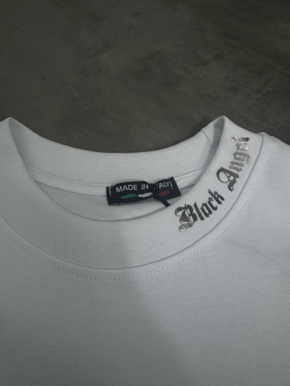 T-shirt bianca con mezzo collo alto e scritta "BLACK ANGELS" metal - OVERSIZE