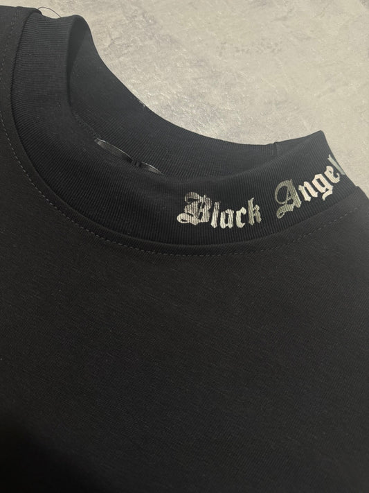 T-shirt nera con mezzo collo alto e scritta "BLACK ANGELS" metal - OVERSIZE