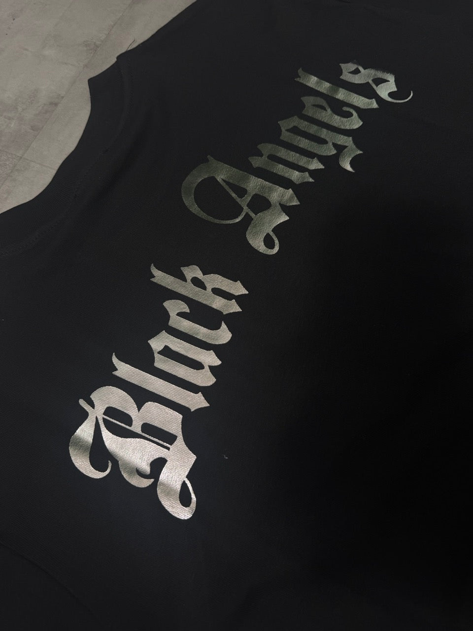 T-shirt nera con mezzo collo alto e scritta "BLACK ANGELS" metal - OVERSIZE