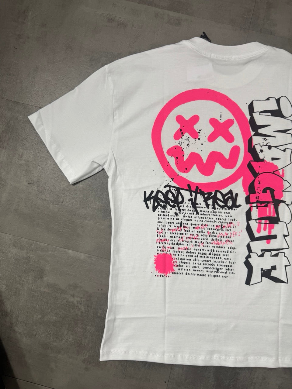 T-shirt bianca con mezzo collo alto e stampa smile fucsia - OVERSIZE