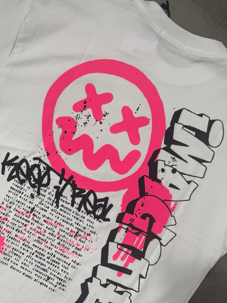 T-shirt bianca con mezzo collo alto e stampa smile fucsia - OVERSIZE