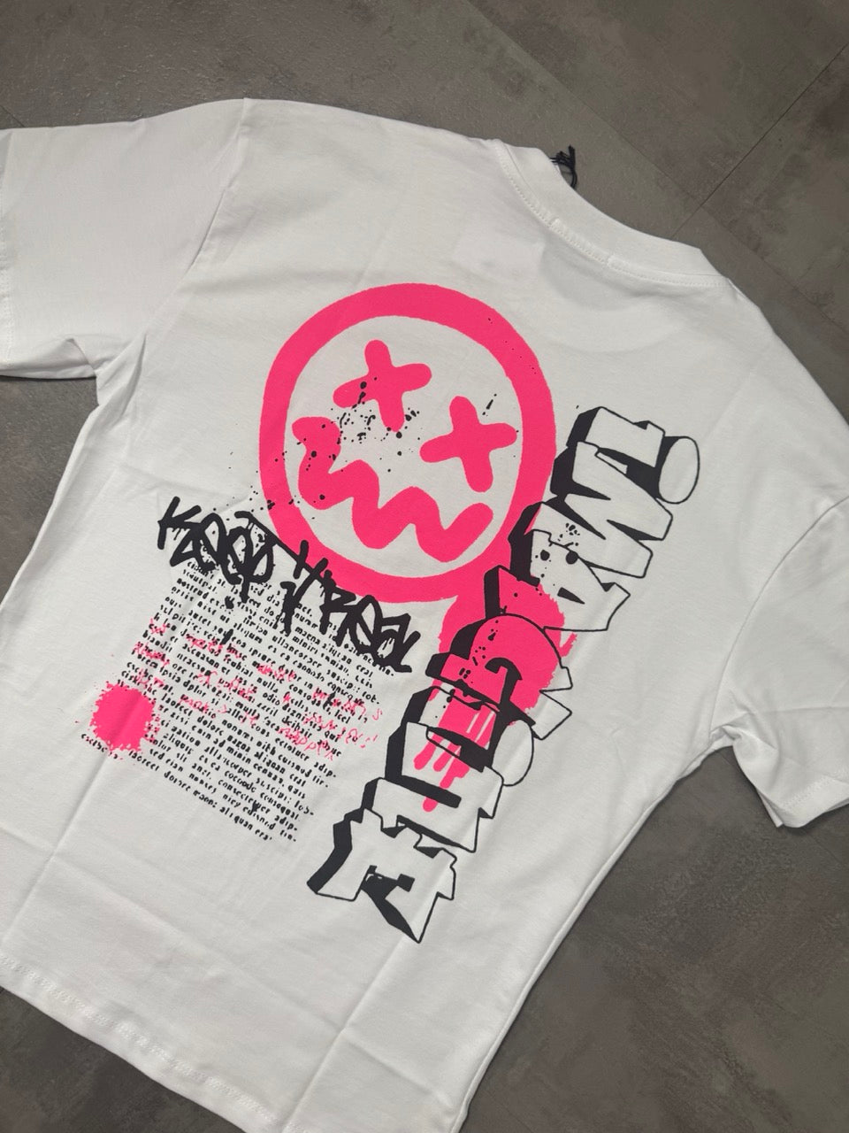 T-shirt bianca con mezzo collo alto e stampa smile fucsia - OVERSIZE