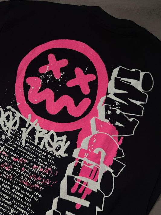T-shirt nera con mezzo collo alto e stampa smile fucsia - OVERSIZE