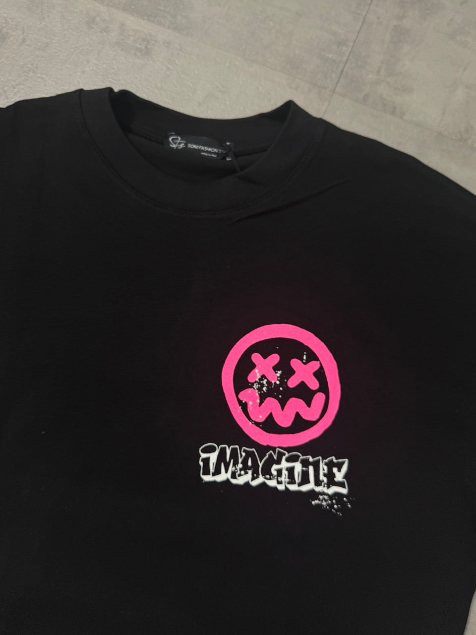 T-shirt nera con mezzo collo alto e stampa smile fucsia - OVERSIZE