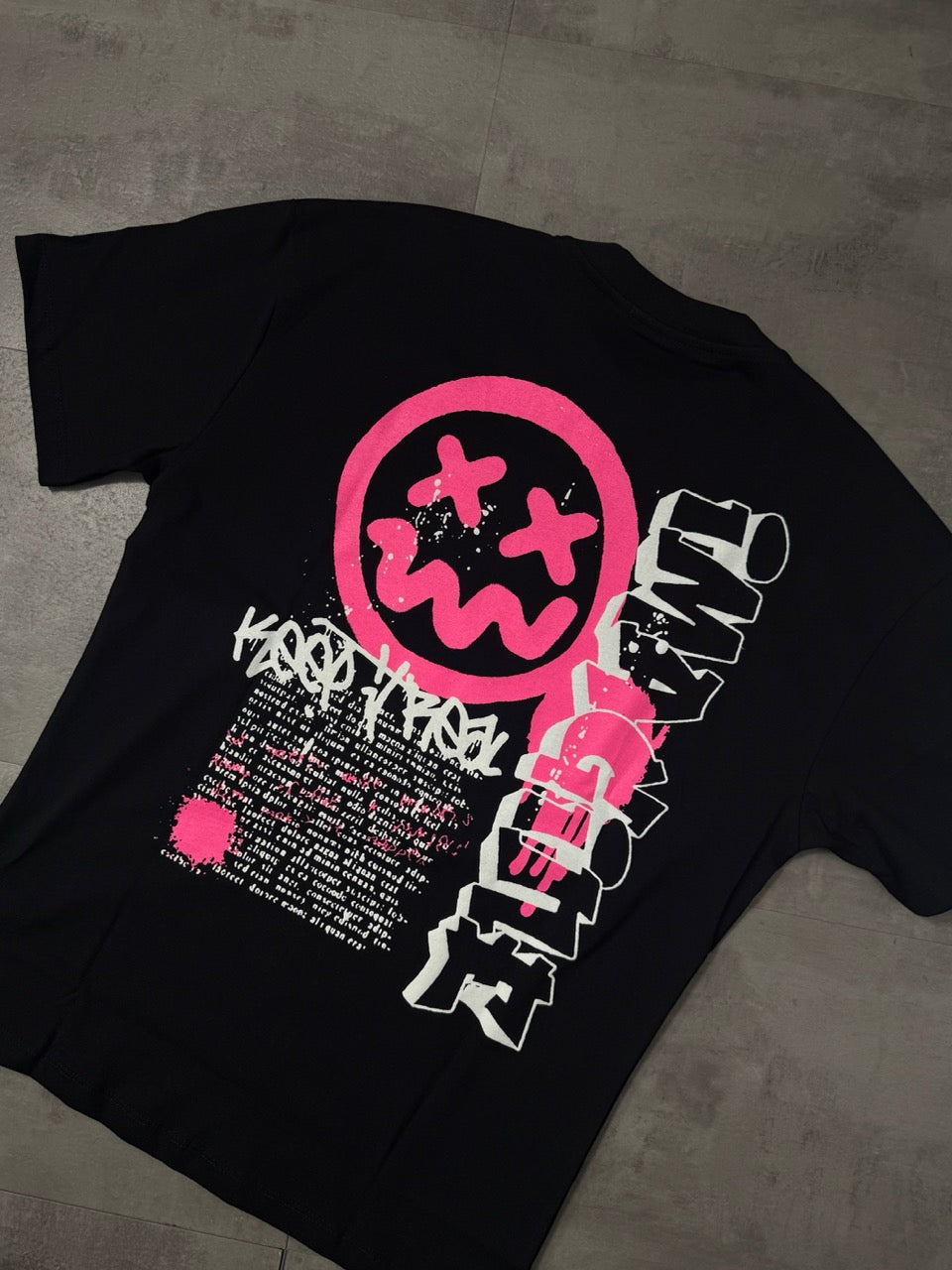 T-shirt nera con mezzo collo alto e stampa smile fucsia - OVERSIZE