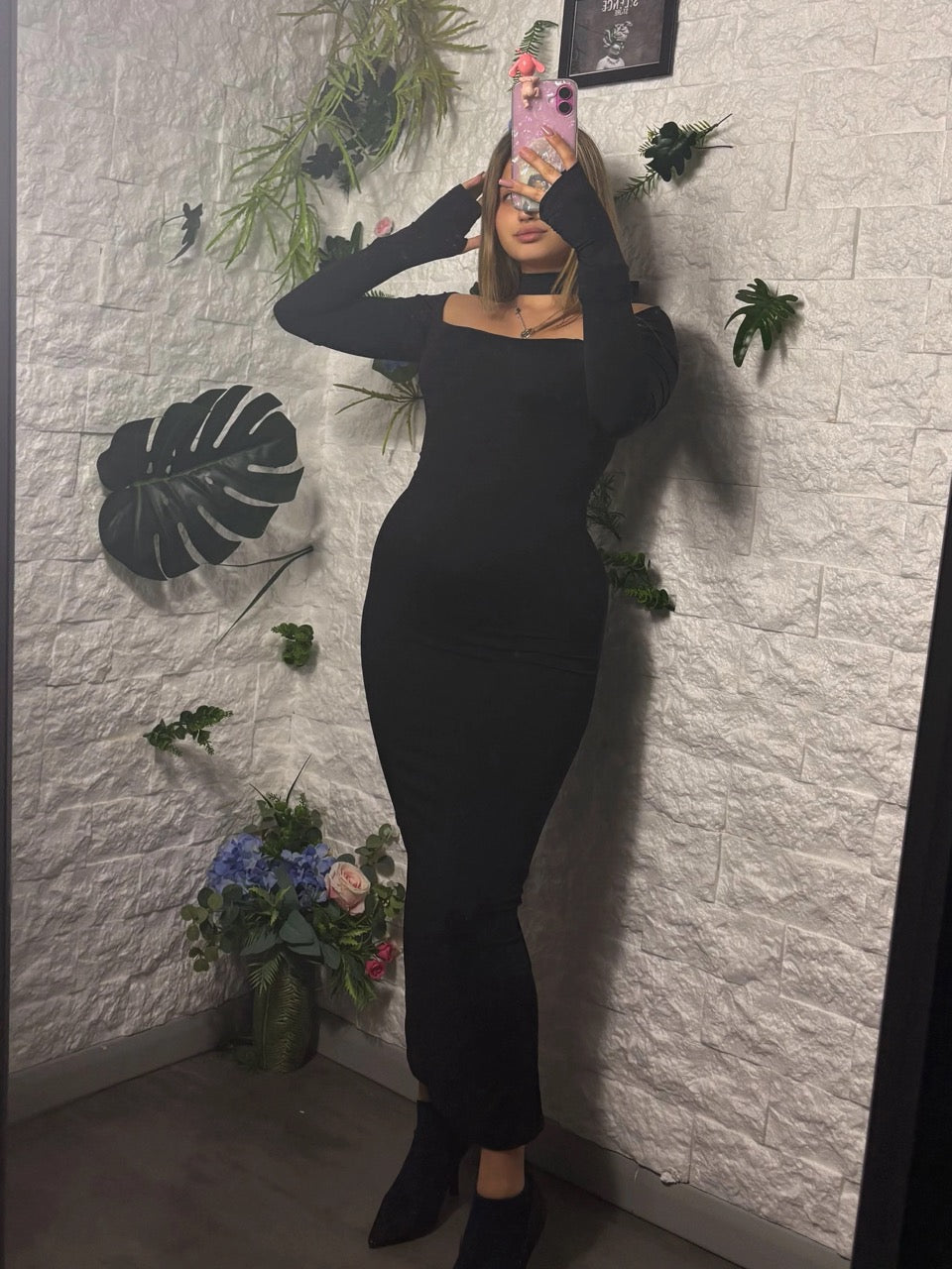 Abito lungo elasticizzato tinta unita con choker e maniche a guanto