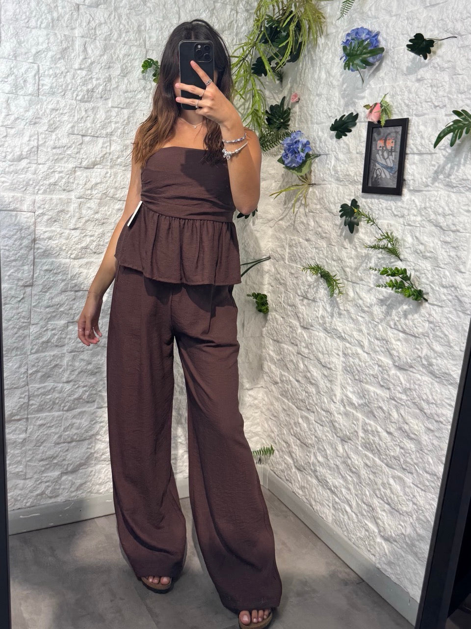 Coordinato in simil lino con top a balze e pantaloni palazzo