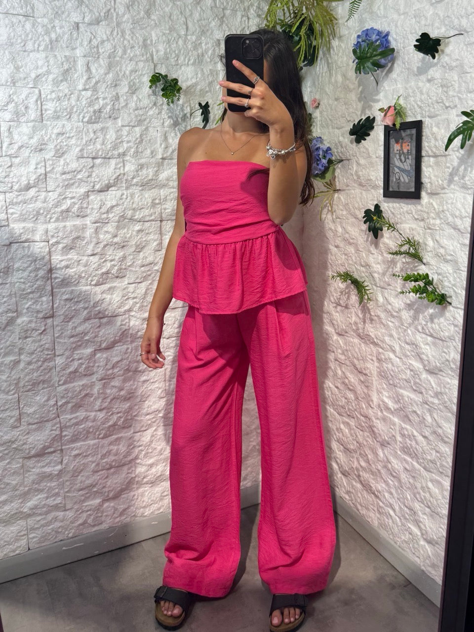Coordinato in simil lino con top a balze e pantaloni palazzo