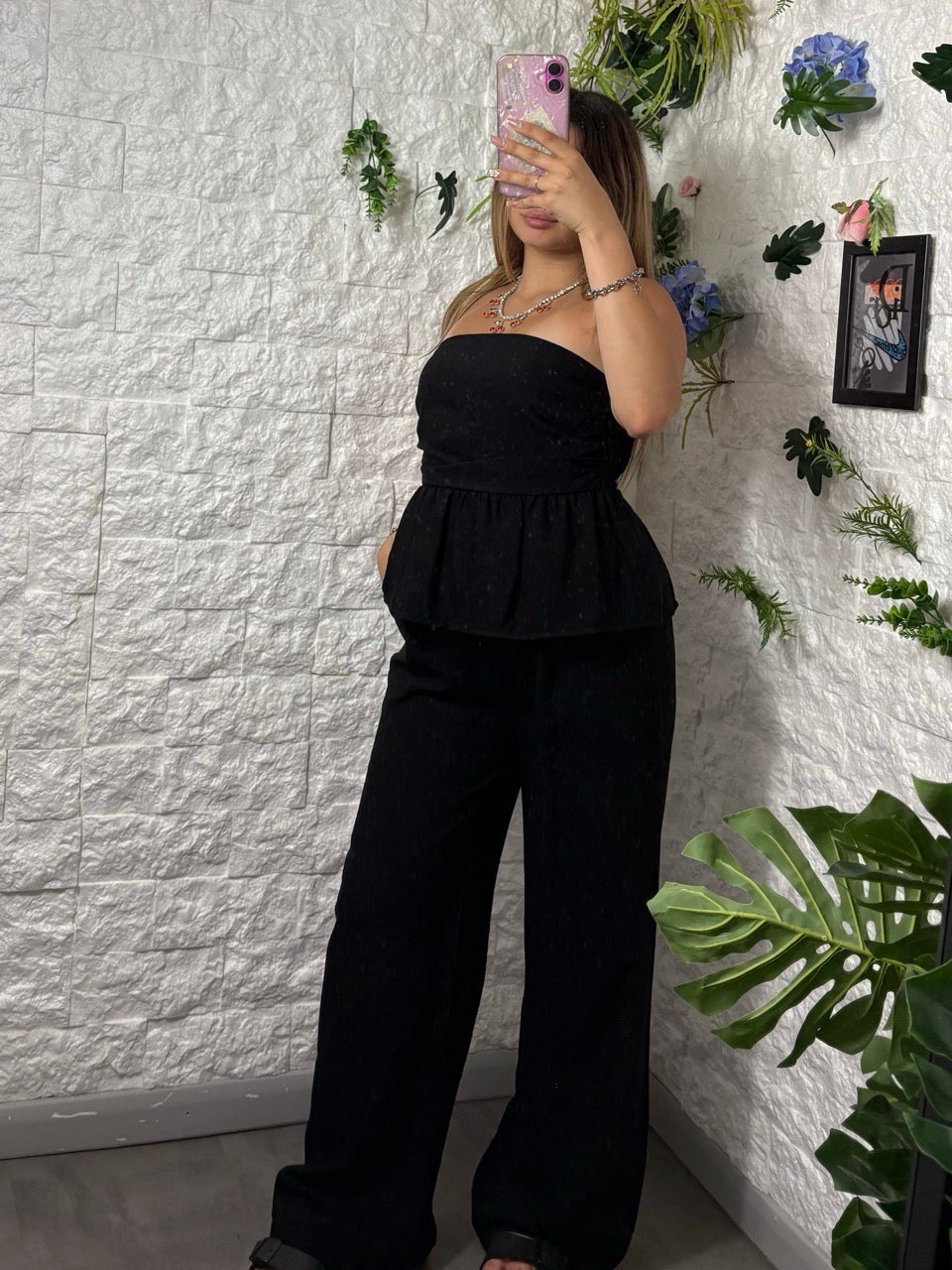 Coordinato in simil lino con top a balze e pantaloni palazzo