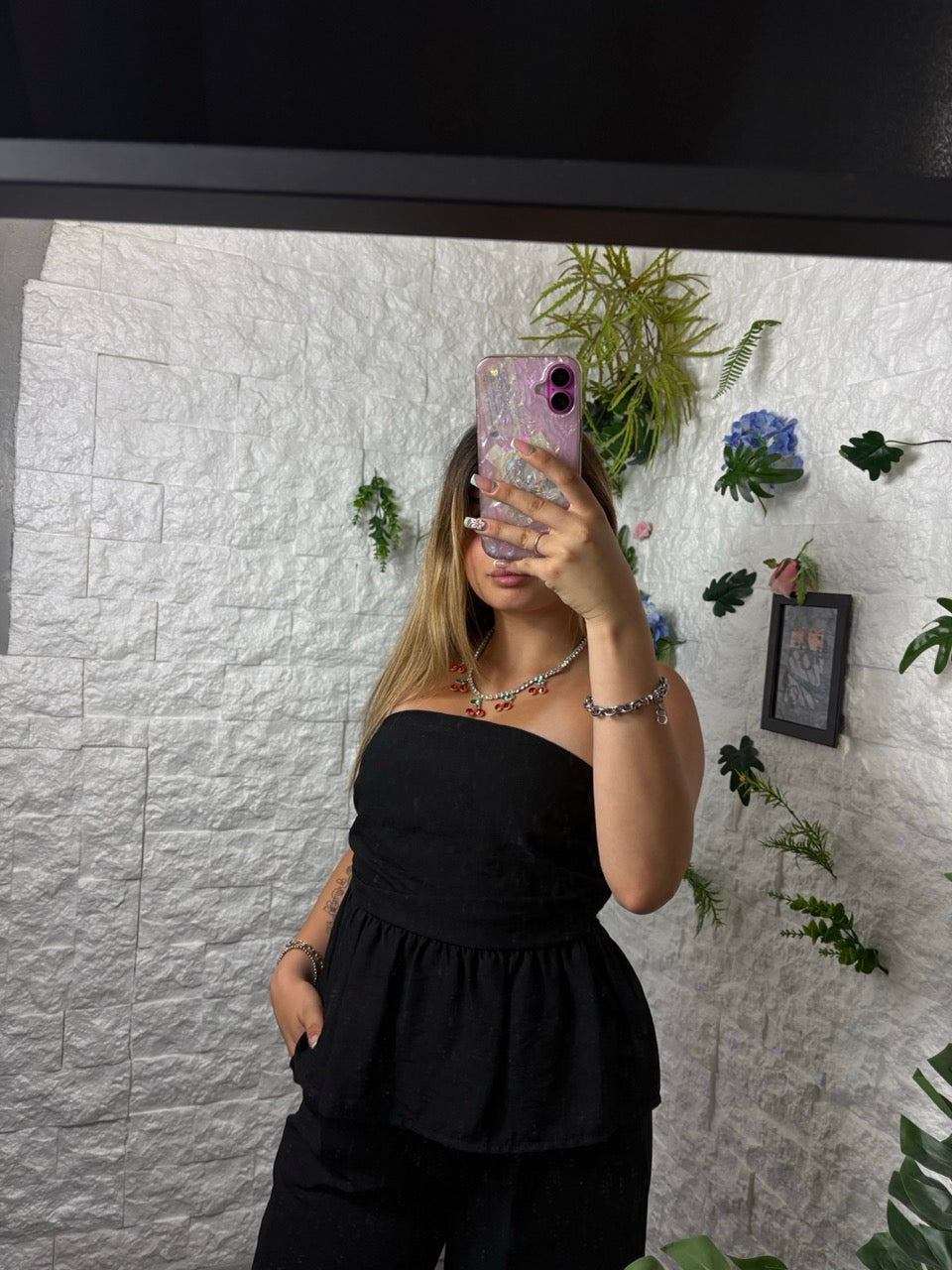Coordinato in simil lino con top a balze e pantaloni palazzo