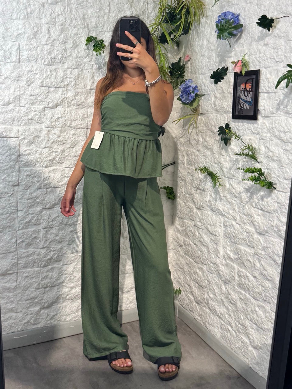 Coordinato in simil lino con top a balze e pantaloni palazzo