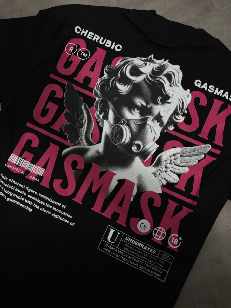 T-shirt nera in tinta unita con scritta "GASMASK" e stampa angelo 10-16 anni