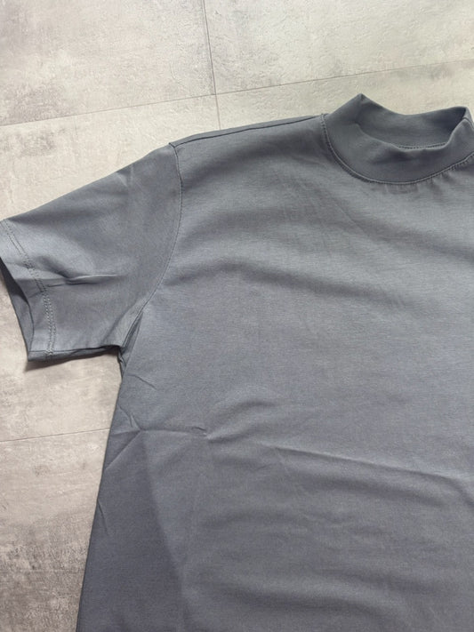 T-shirt grigio piombo in tinta unita con mezzo collo alto 10-16 anni