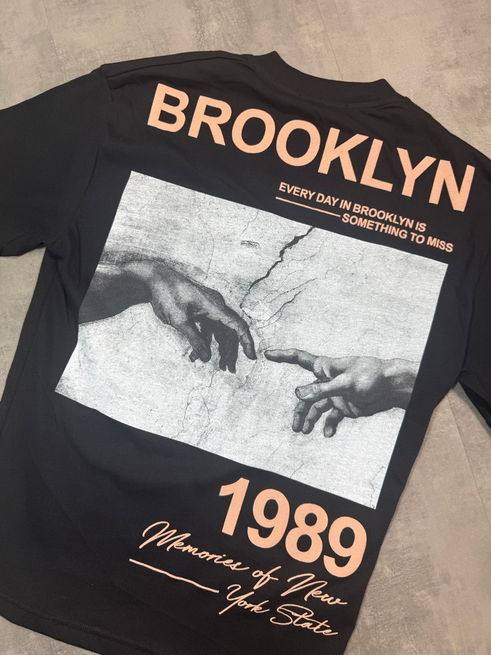 T-shirt nera con stampa "BROOKLYN 1989" e grafica mani - OVERSIZE 10-16 anni