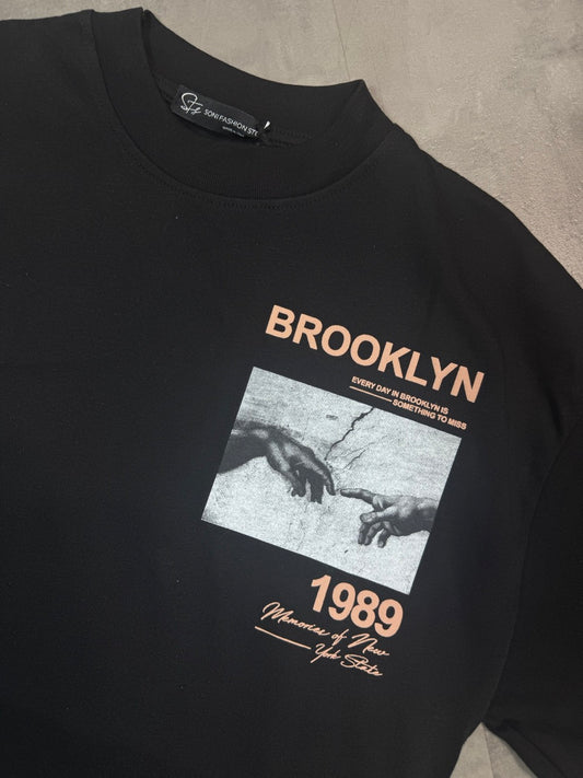 T-shirt nera con stampa "BROOKLYN 1989" e grafica mani - OVERSIZE 10-16 anni