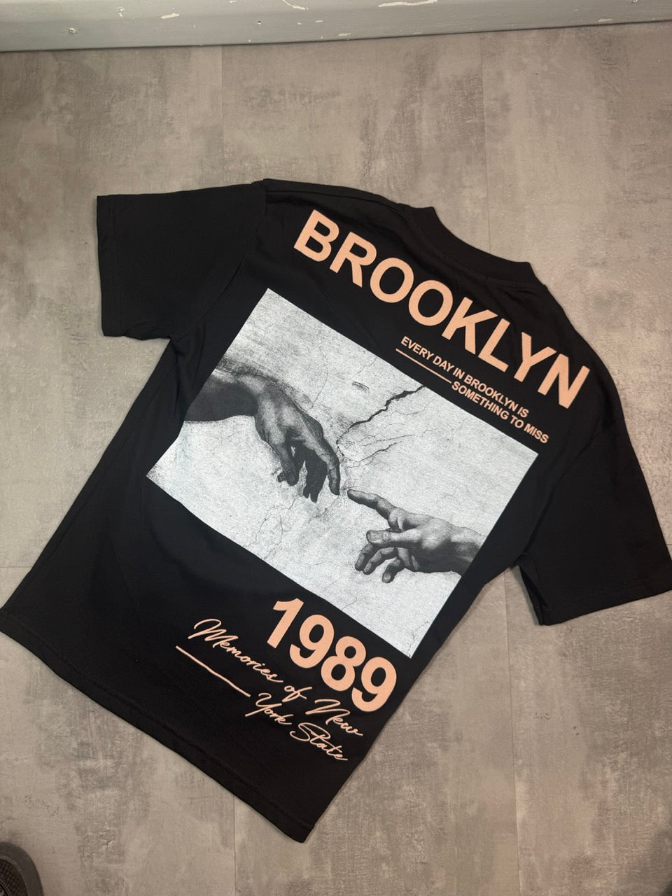 T-shirt nera con stampa "BROOKLYN 1989" e grafica mani - OVERSIZE 10-16 anni