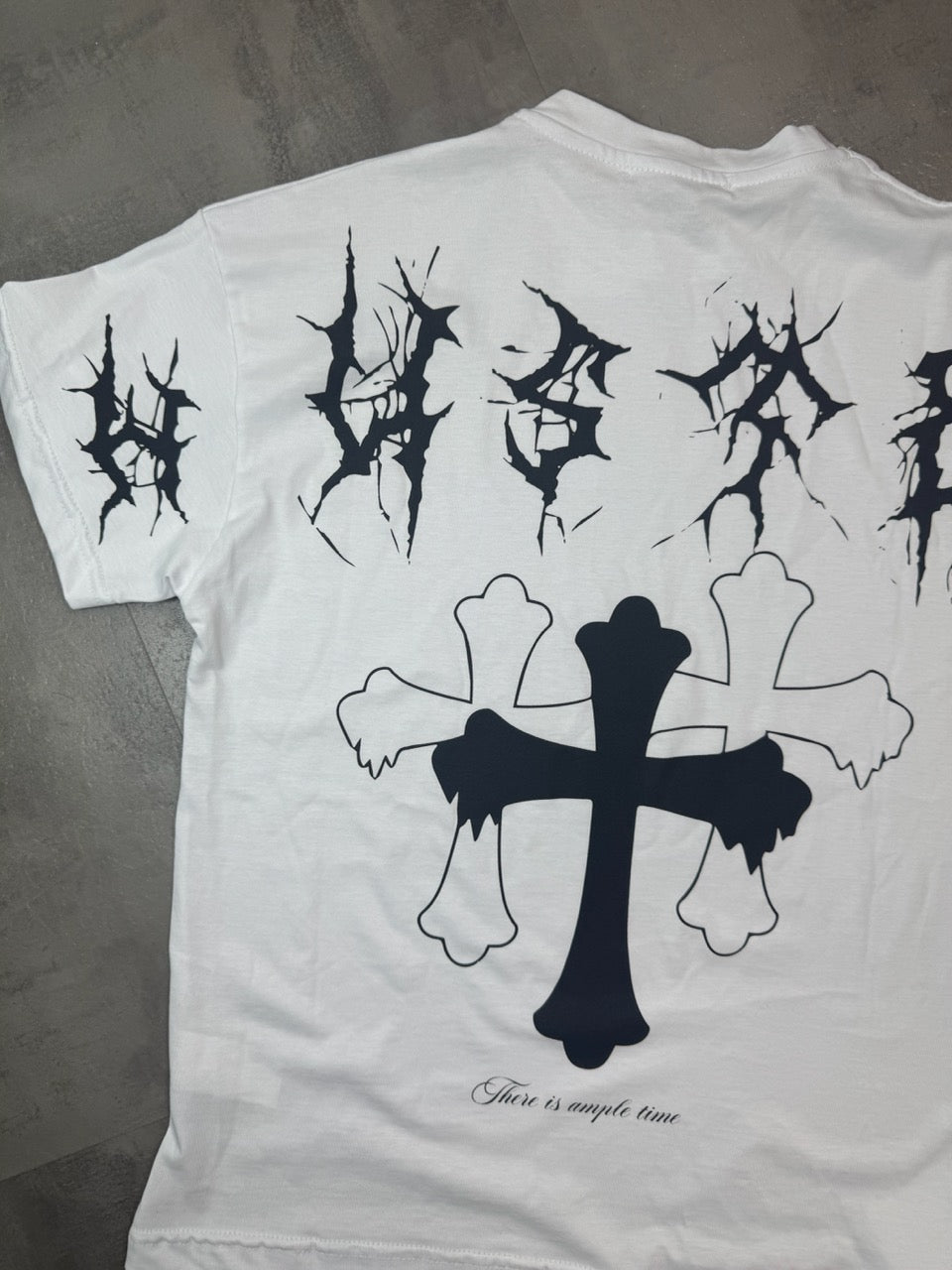 T-shirt bianca con stampa croci nere e scritte gotiche 10-16 anni