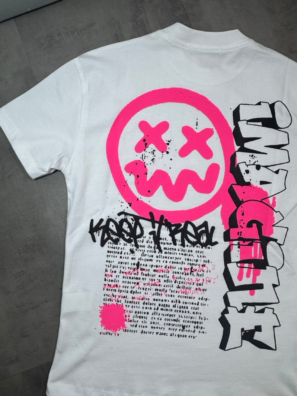 T-shirt bianca con mezzo collo alto e stampa smile fucsia - OVERSIZE 10-16 anni