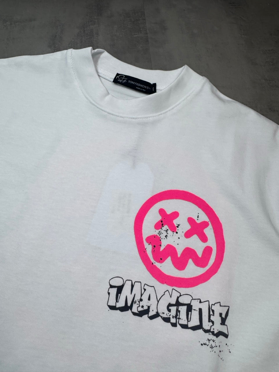 T-shirt bianca con mezzo collo alto e stampa smile fucsia - OVERSIZE 10-16 anni