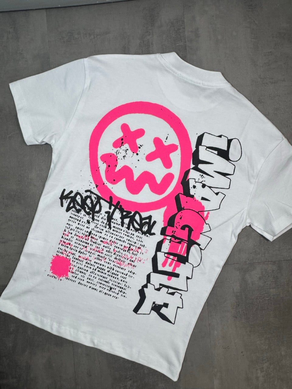 T-shirt bianca con mezzo collo alto e stampa smile fucsia - OVERSIZE 10-16 anni
