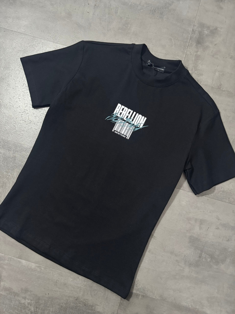 T-shirt nera con stampa "REBELLION" e grafica urban - OVERSIZE 10-16 anni