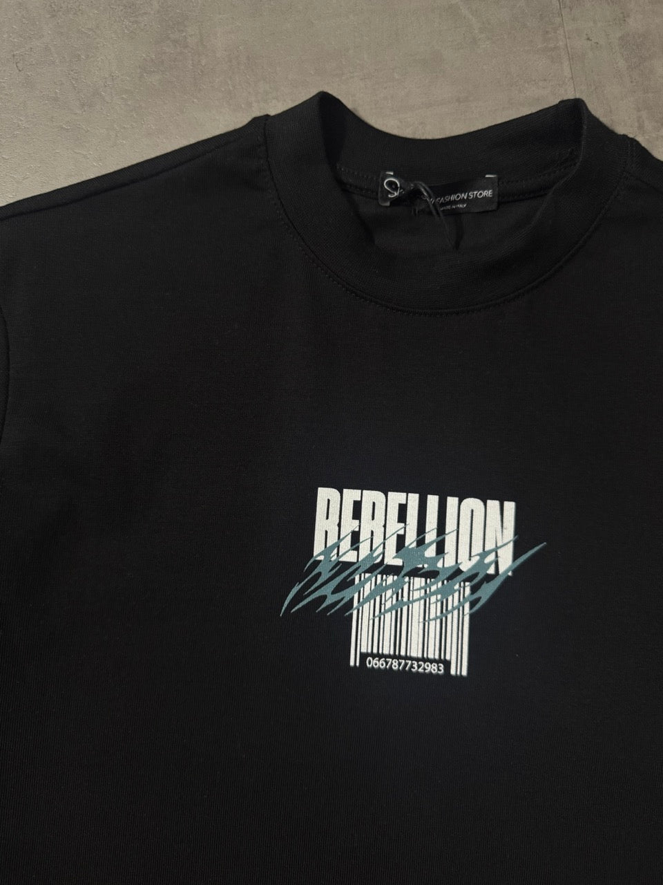 T-shirt nera con stampa "REBELLION" e grafica urban - OVERSIZE 10-16 anni