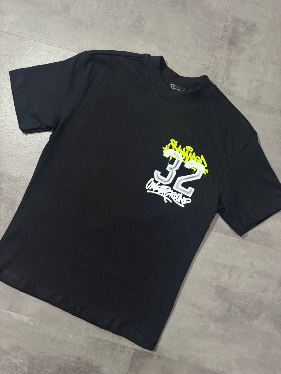 T-shirt nera con stampa "32 UNDERGROUND" gialla e bianca 10-16 anni - OVERSIZE