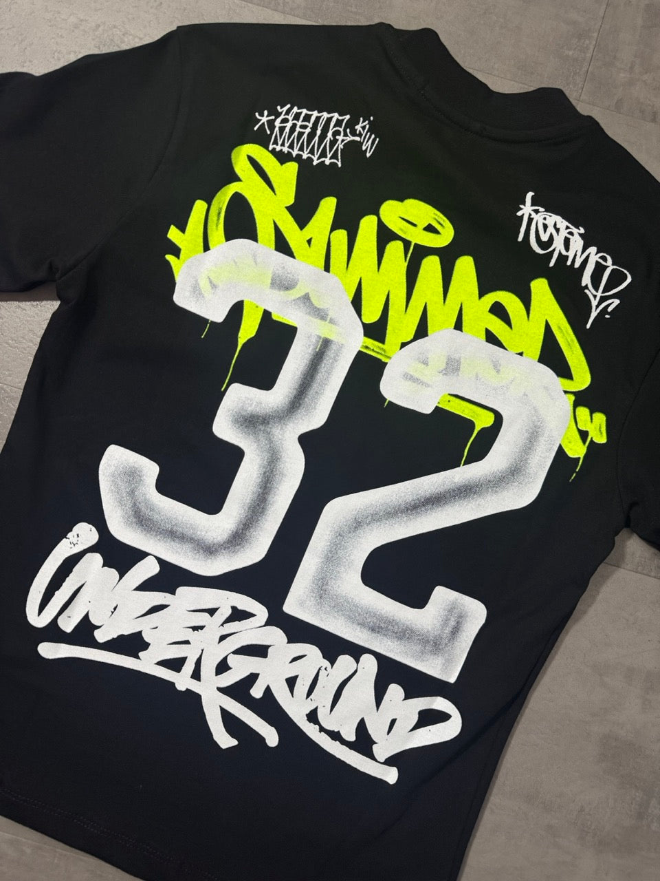 T-shirt nera con stampa "32 UNDERGROUND" gialla e bianca 10-16 anni - OVERSIZE
