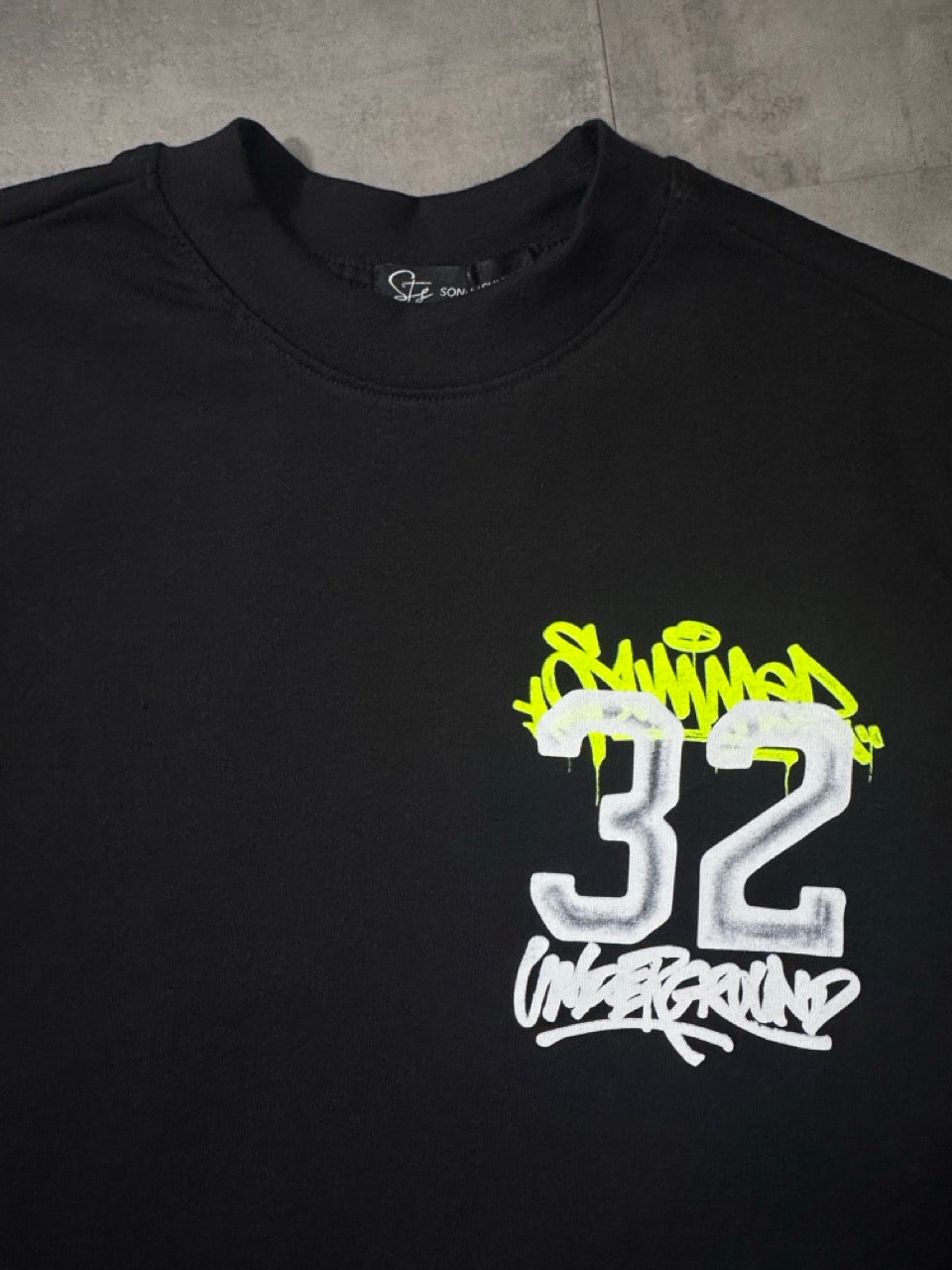 T-shirt nera con stampa "32 UNDERGROUND" gialla e bianca 10-16 anni - OVERSIZE