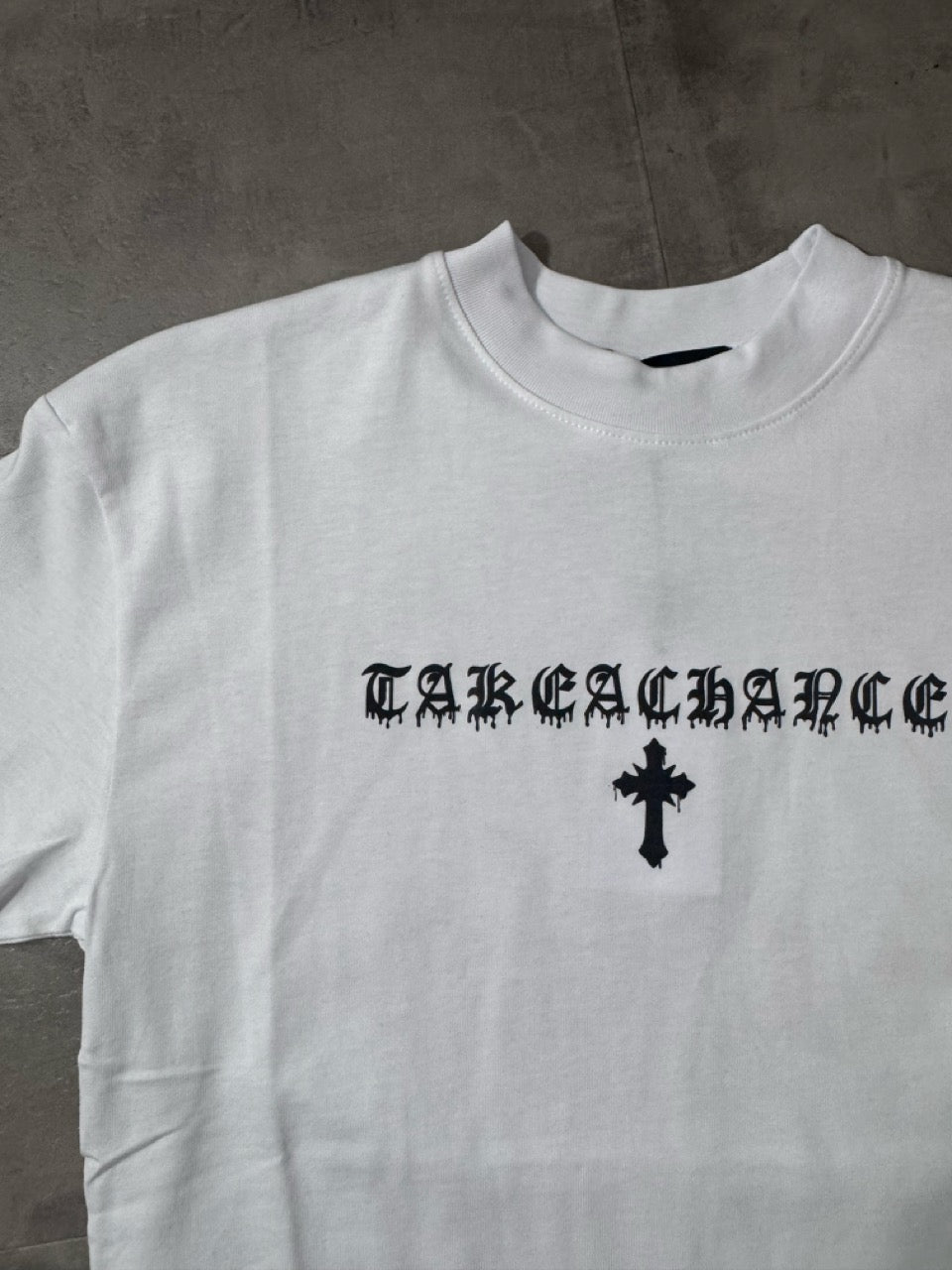T-shirt bianca con stampa "TAKE A CHANCE" e croce - OVERSIZE 10-16 anni
