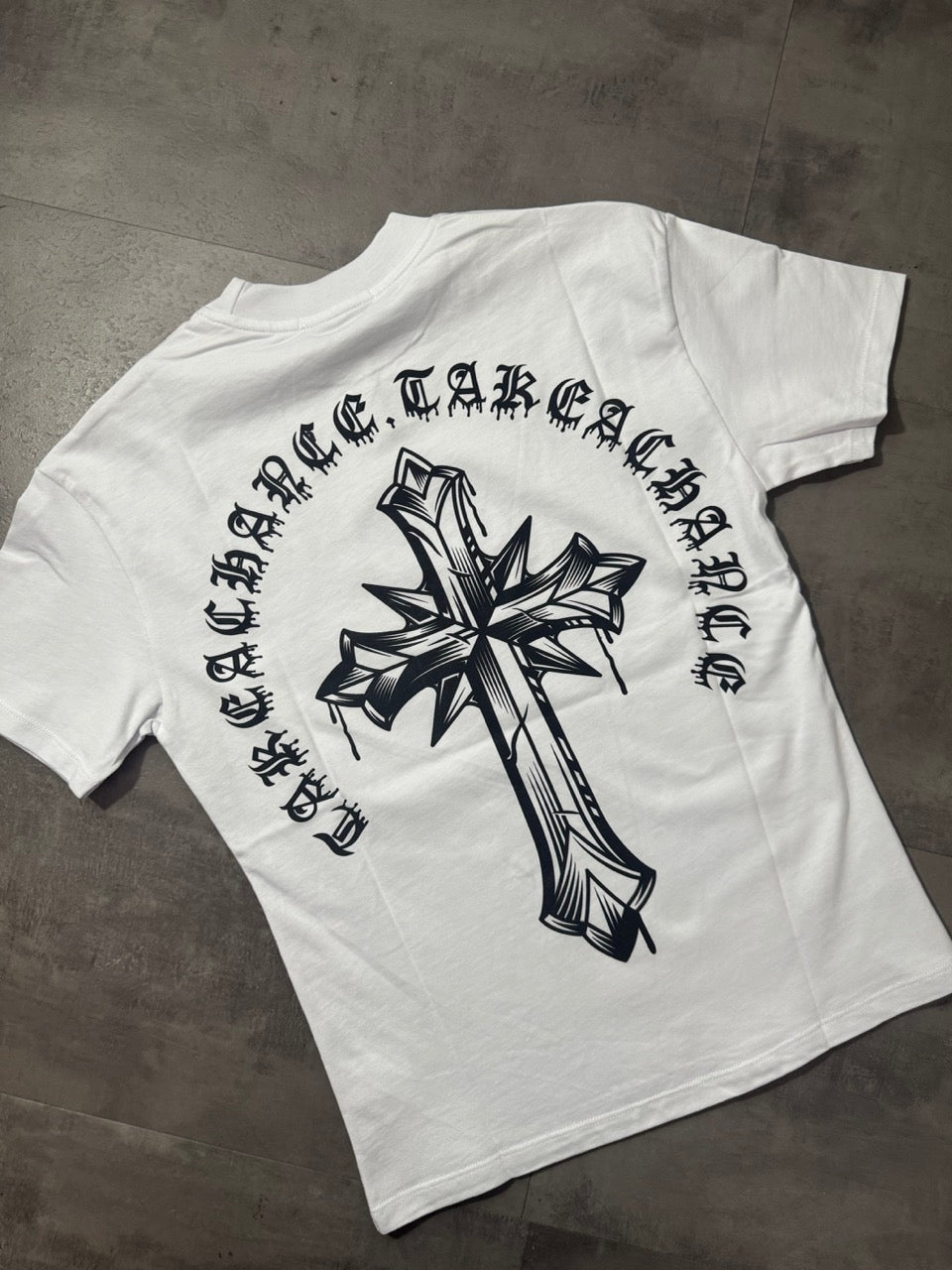 T-shirt bianca con stampa "TAKE A CHANCE" e croce - OVERSIZE 10-16 anni