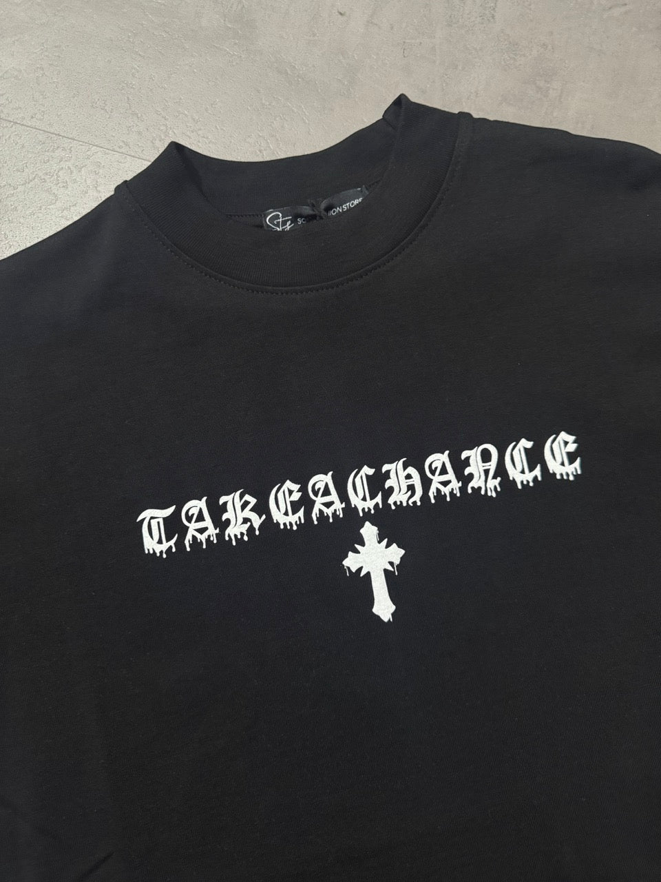 T-shirt nera con stampa "TAKE A CHANCE" e croce - OVERSIZE 10-16 anni