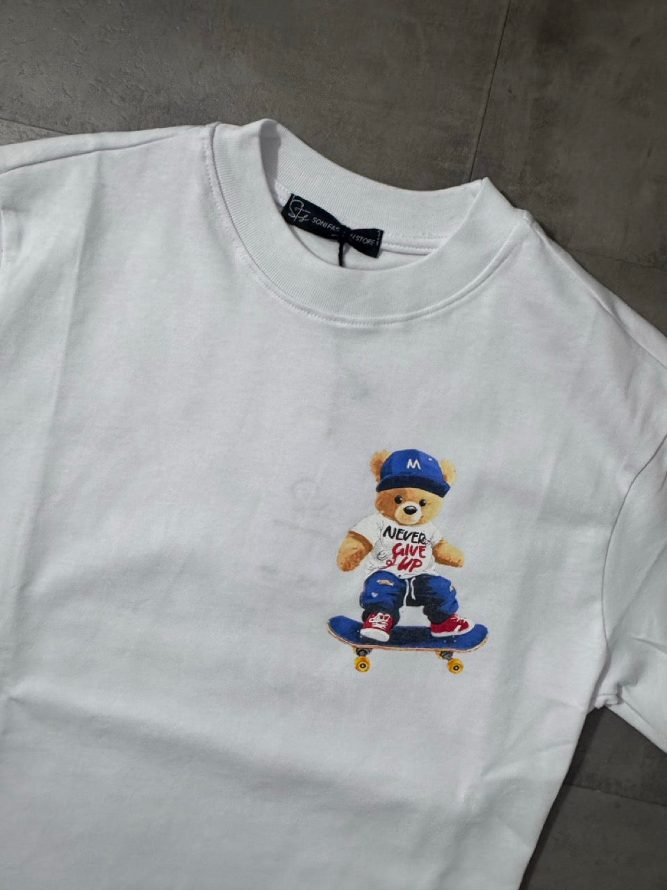 T-shirt bianca con stampa orso su skateboard multicolor - OVERSIZE 10-16 anni