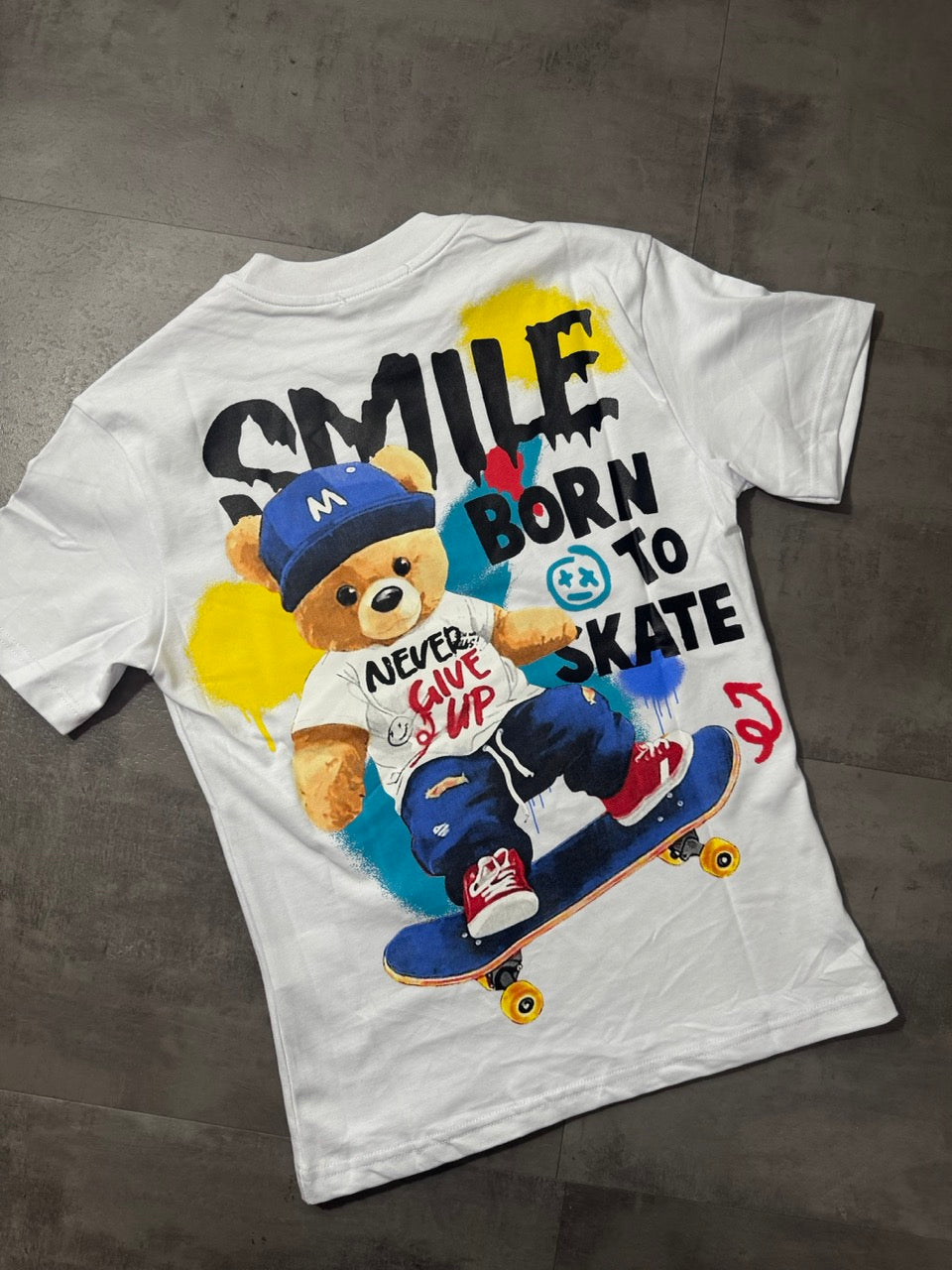 T-shirt bianca con stampa orso su skateboard multicolor - OVERSIZE 10-16 anni