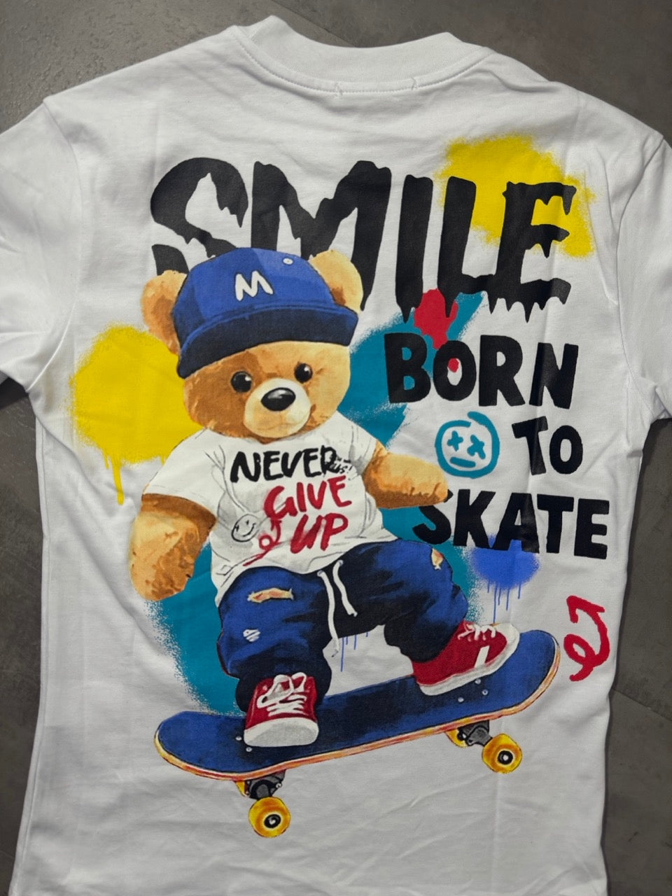 T-shirt bianca con stampa orso su skateboard multicolor - OVERSIZE 10-16 anni