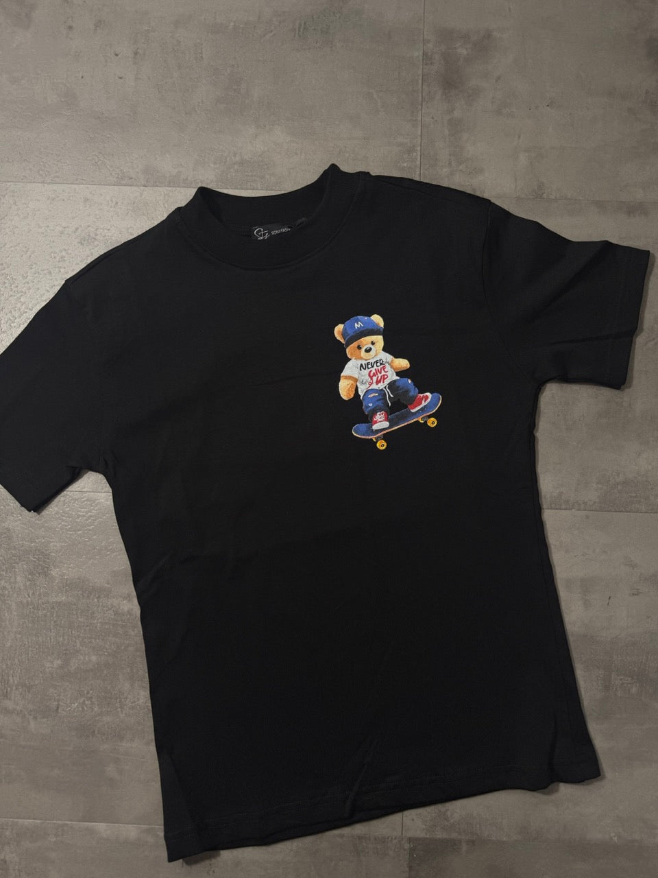 T-shirt nera con stampa orso su skateboard multicolor - OVERSIZE 10-16 anni