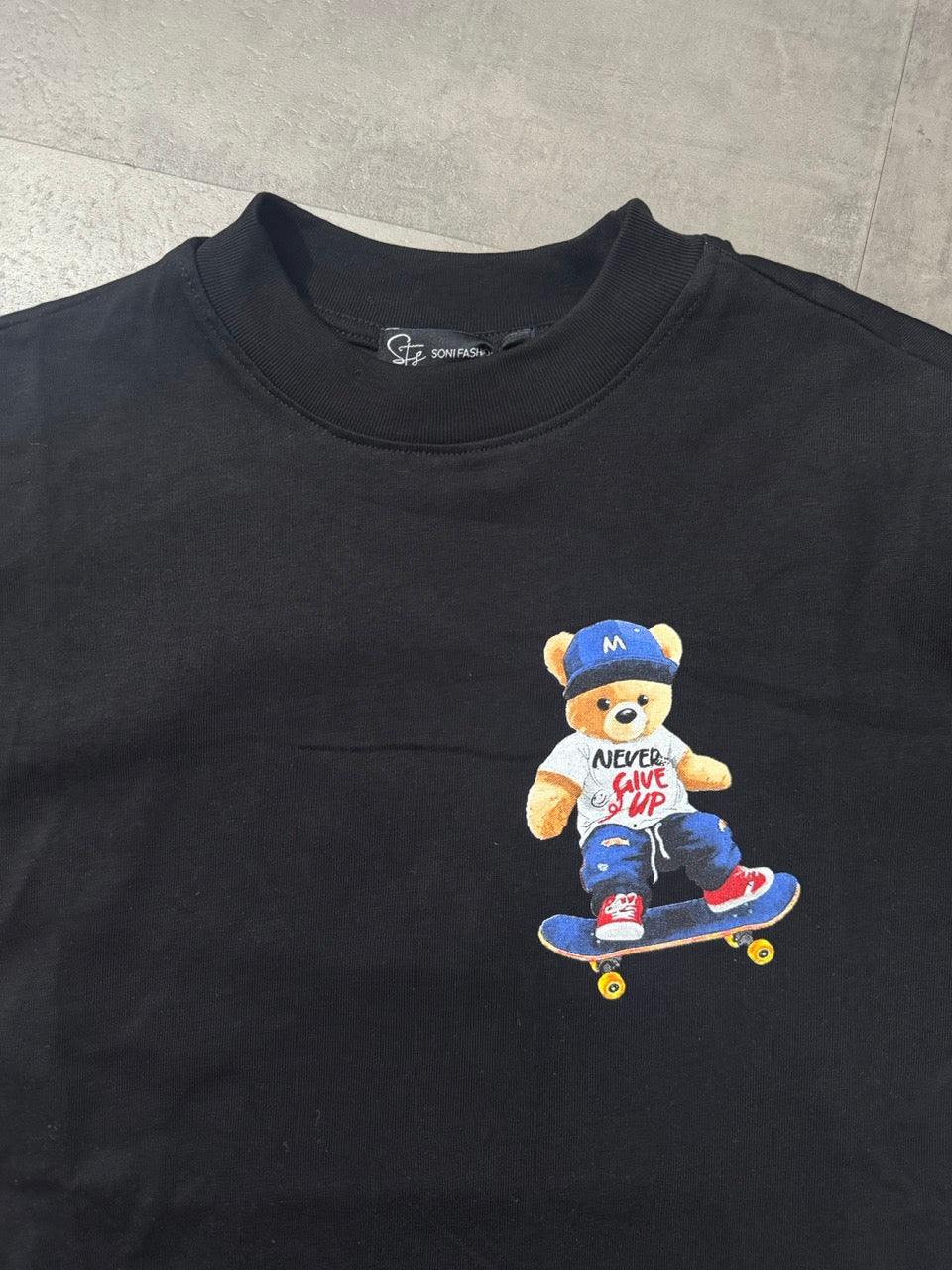 T-shirt nera con stampa orso su skateboard multicolor - OVERSIZE 10-16 anni