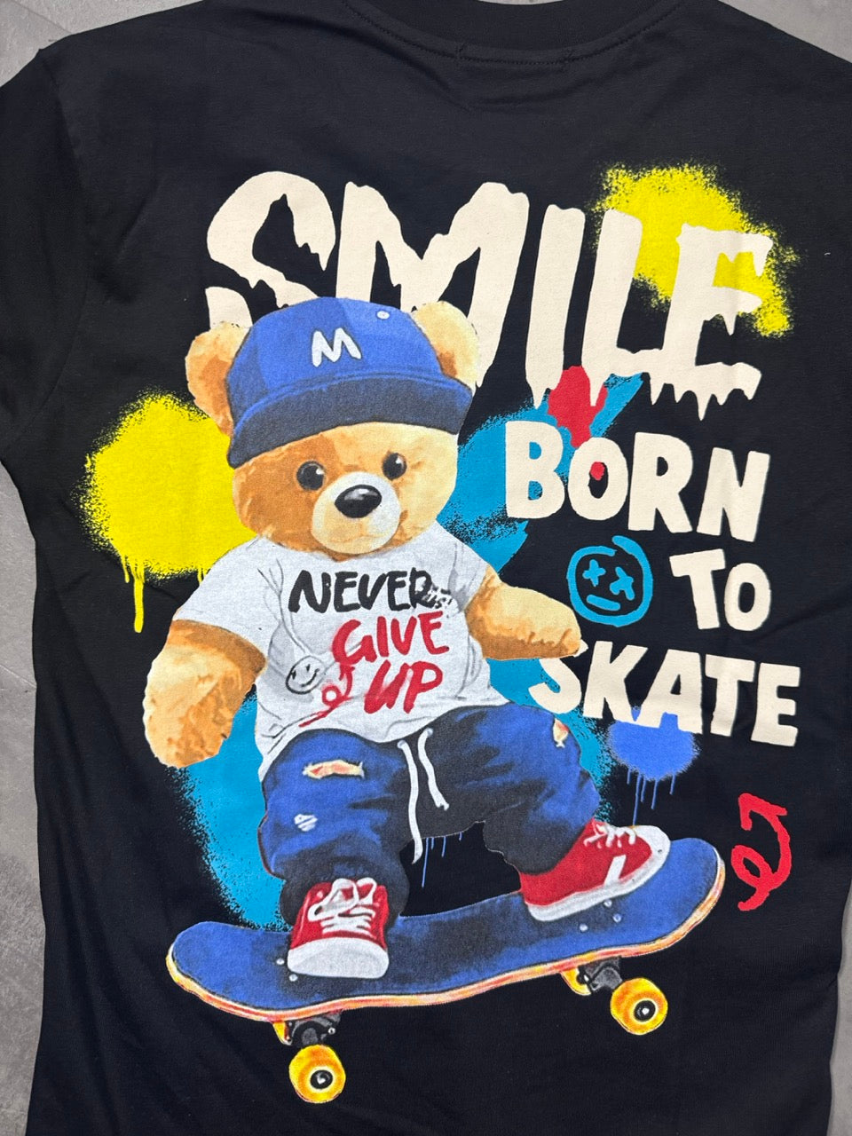 T-shirt nera con stampa orso su skateboard multicolor - OVERSIZE 10-16 anni