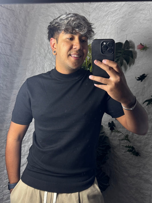 T-shirt nera slim in maglia con mezzo collo alto