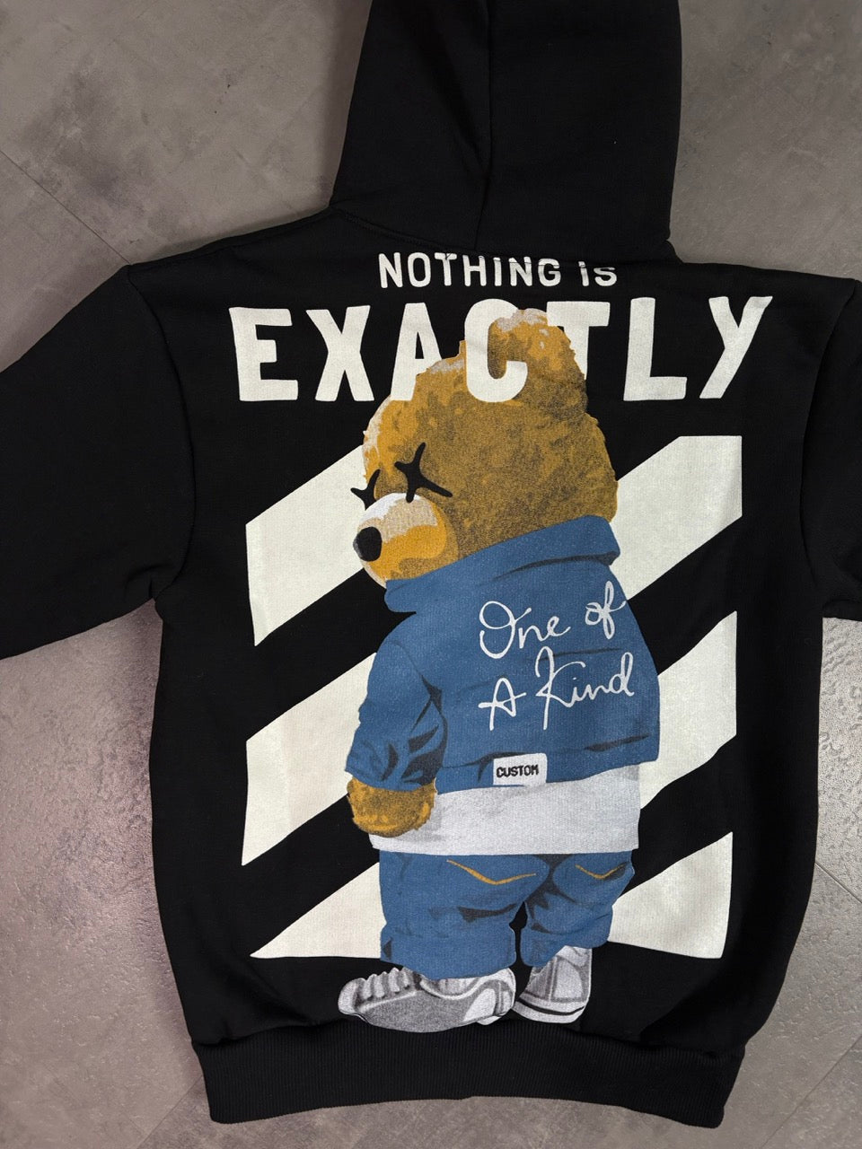 Felpa nera con cappuccio e stampa con orso "EXACTLY" - FELPATO 10-16 anni