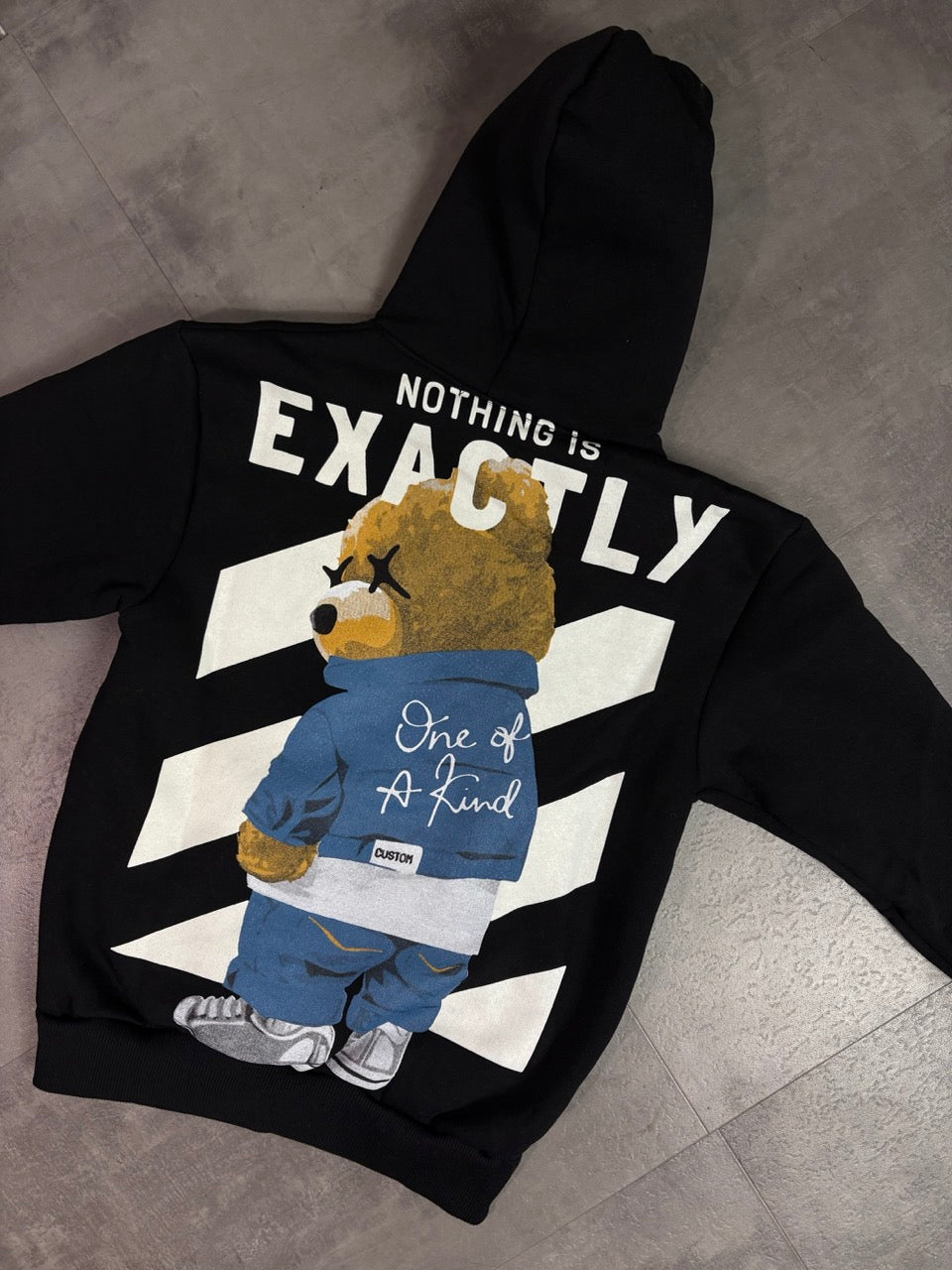 Felpa nera con cappuccio e stampa con orso "EXACTLY" - FELPATO 10-16 anni