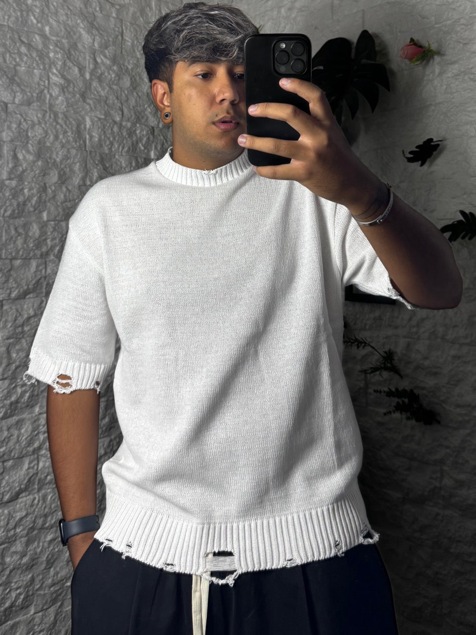 T-shirt bianca in maglia a manica corta con effetto destroyed